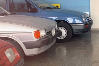 Megállt az idő egy német autókereskedésben, egy idős hölgy óvta az autókat éveken át