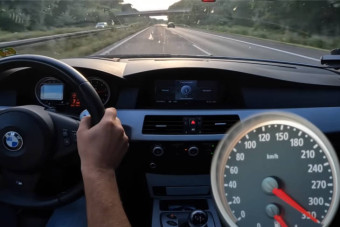 Kiakasztotta a BMW sebességmérőjét 330-nál az autópályán