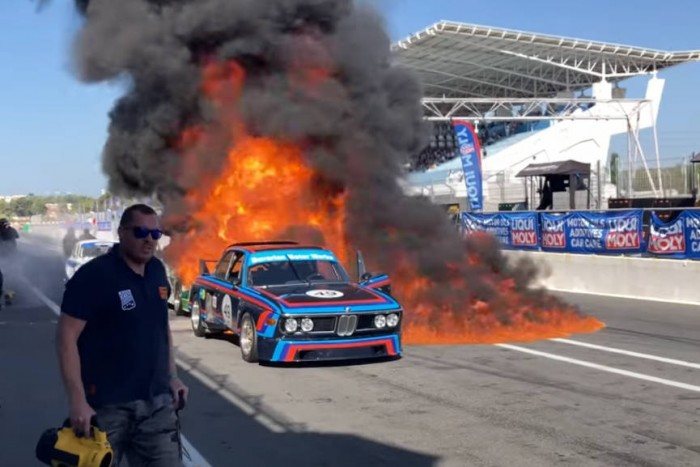 A versenypályát nem érdekli a pénzed, a veterán méregdrága gép is porig éghet