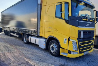 Tükörsima abroncsokkal kapcsoltak le egy kamiont az M3-ason