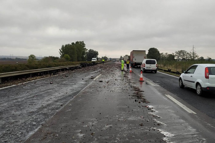 Több ezer üveg Kőbányai áztatta el az M3-ast