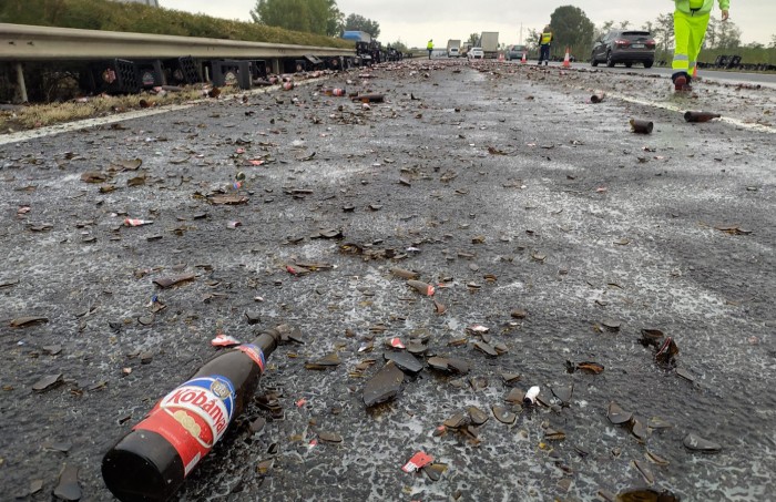 Több ezer üveg Kőbányai áztatta el az M3-ast 1