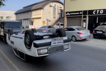 A fejre állva őrült trükköt villantó Ladától biztosan fejre állsz