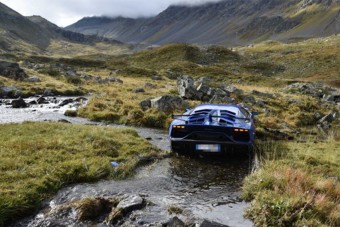 Patakba repítettek egy bérelt Lamborghinit, sorsára hagyták