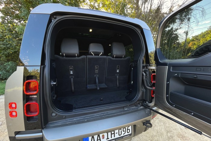 Nyolcan a világ végére? Ez a megfelelő autó! 12