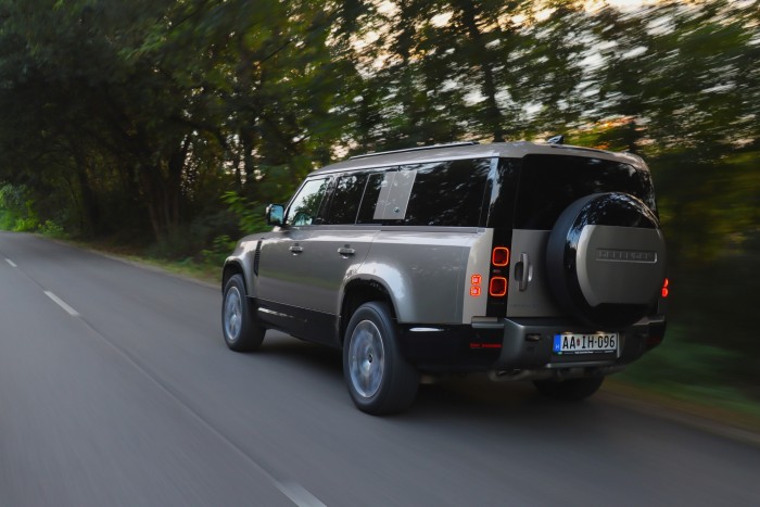 Nyolcan a világ végére? Ez a megfelelő autó! 17