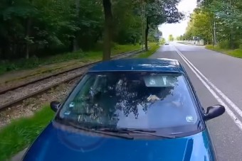 Belerongyolt az előtte haladóba, hitegette, majd faképnél hagyta