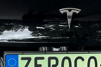 Tízpontos rendszámot választott egy hazai Tesla-tulajdonos