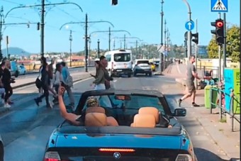 Olyan bulit csapott a Margit hídnál a félmeztelen kabriós, amilyet ritkán látni