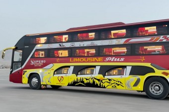 Ilyen luxusbuszt még sosem láttunk, a csomagok helyére kerülnek a VIP-utasok