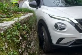 Beszorultak a gyalogúton, a technikát hibáztatták, otthagyták az autót