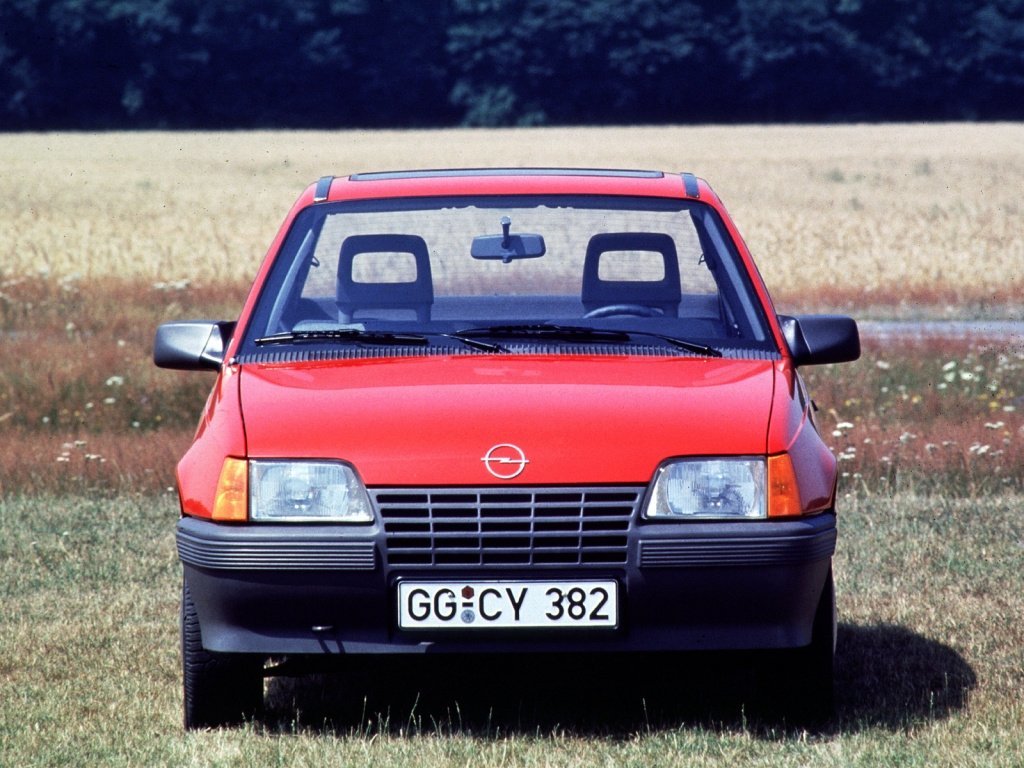 Kegyetlen látvány, ahogy az öreg Opel alázza a százmilliós gépeket 1