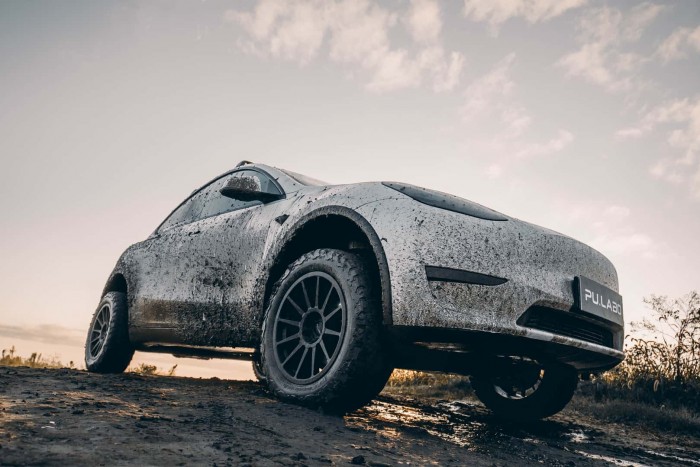 5,5 millióért sárban dagonyázó terepgép lehet a Teslából