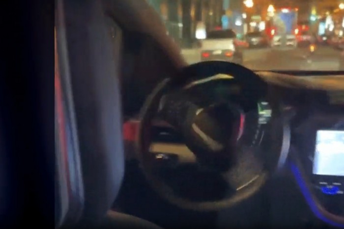 Kicsit félelmetes, ahogy megbolondul egy robottaxi