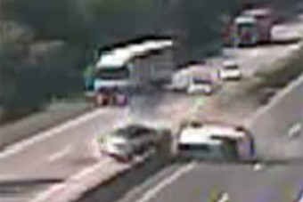 Átrepült a túloldalra, majd futott az utánfutója után egy peches sofőr az M1-esen