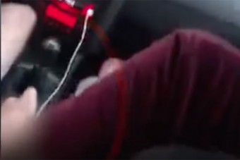 Menet közben rántotta be az utas a kéziféket, telibe találtak egy fát