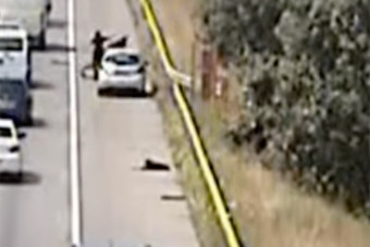 Megállt egy nő az M0-son, hogy összeszedjen egy szétrobbant gumit