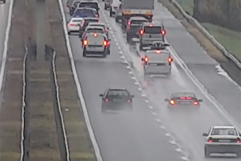 Satufékkel próbált megállni a vizes M3-ason, tört minden