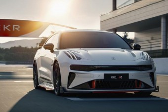 Tankfordulót is tud a kínai villanyautó, ami a Tesla Model S trónját szeretné