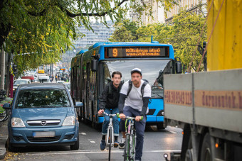 Újabb biciklisáv lesz a parkolók helyén a körúton
