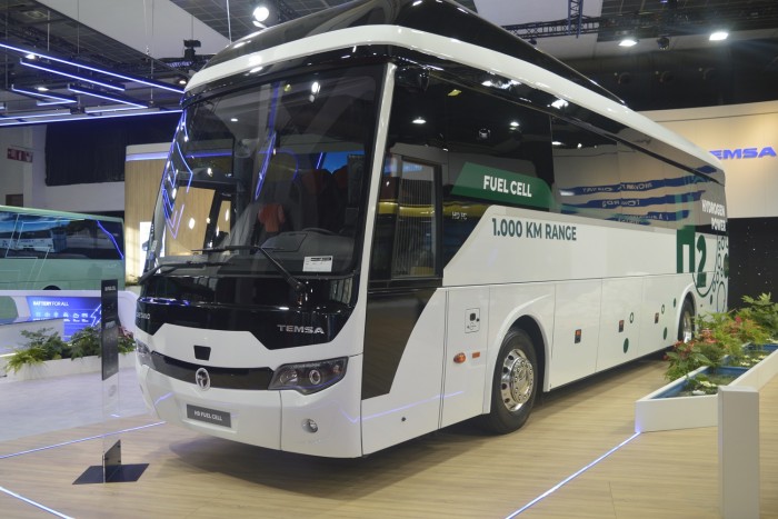 Felszálltunk az első hidrogénnel hajtott távolsági buszokra