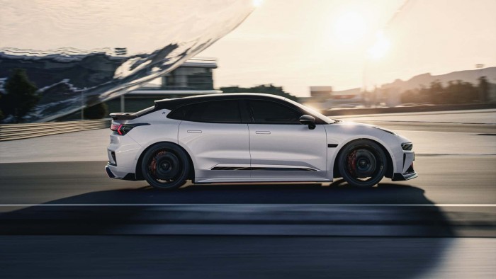 Tankfordulót is tud a kínai villanyautó, ami a Tesla Model S trónját szeretné 1