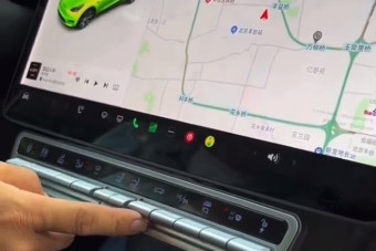 Nem díjazta a digitalizációt, gombokat szerelt a villanyautójába