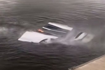 A tengerbe süllyedve is tovább lángolt a kigyulladt Tesla