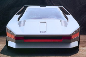 47 éves, mégis űrhajónak tűnik ez az olasz autó