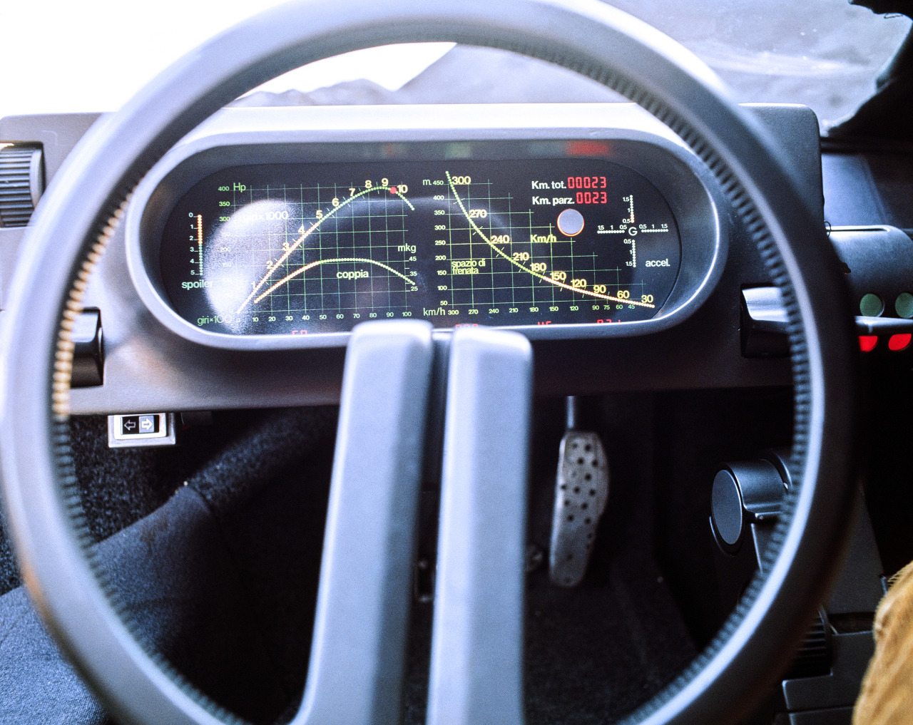 47 éves, mégis űrhajónak tűnik ez az olasz autó 3