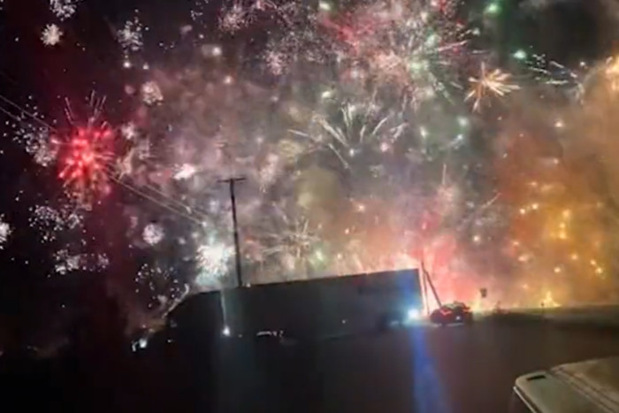 Tudod mi történik, ha egy tűzijátékkal megrakott autó karambolozik?