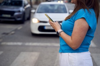 Jön a dátum: büntetik a zebrán mobilozást Szlovákiában