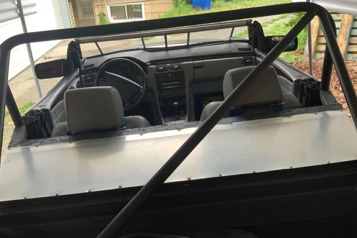 Egykor elegáns Mercedes volt, ma már szétvágott szörnyként eladó 2