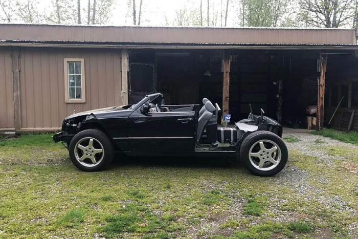 Egykor elegáns Mercedes volt, ma már szétvágott szörnyként eladó 1