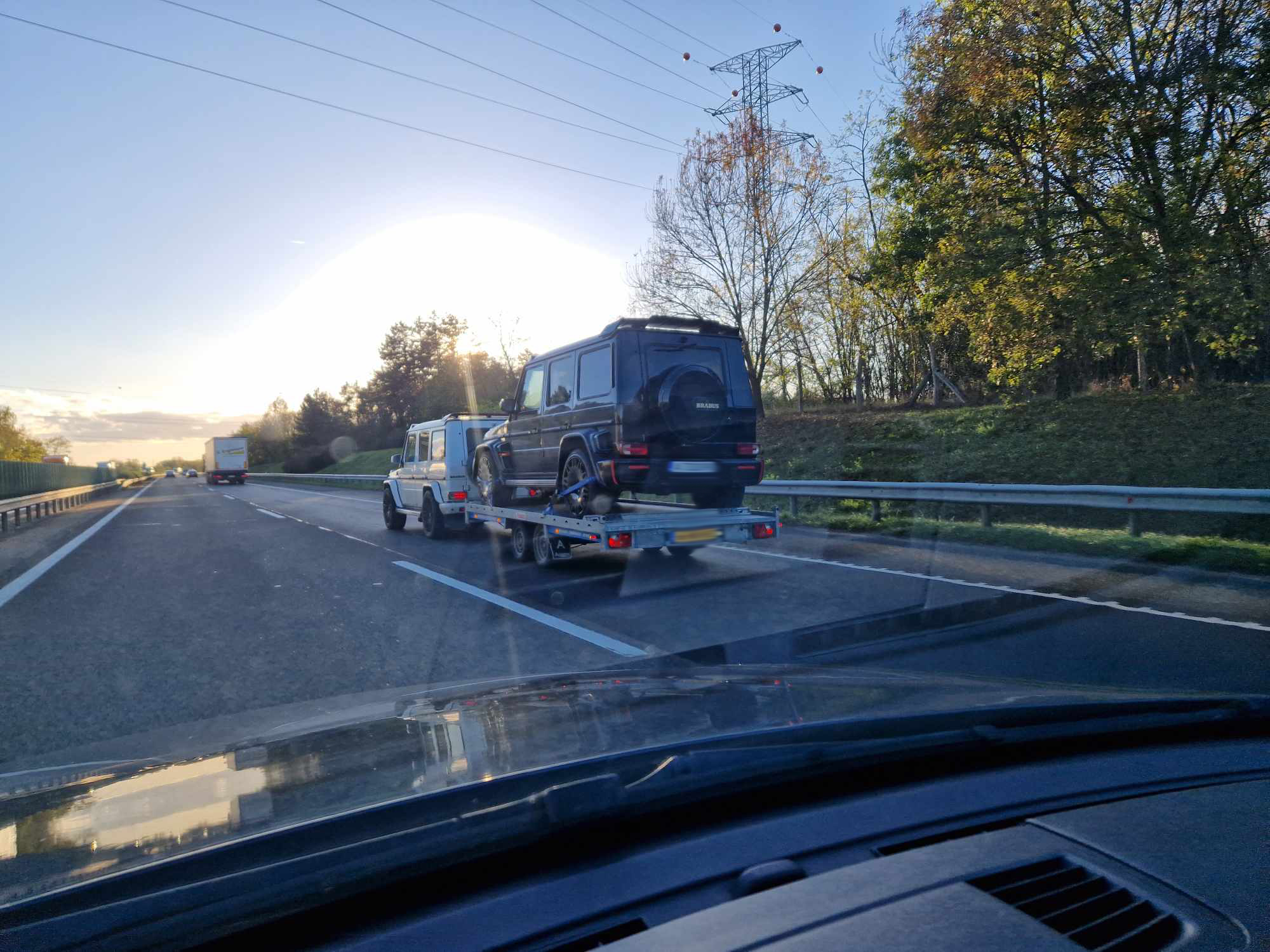 50 milliós luxusautó húzott egy 170 millióst az M1-esen 1 | Vezess 50 milliós luxusautó húzott egy 170 millióst az M1-esen 1