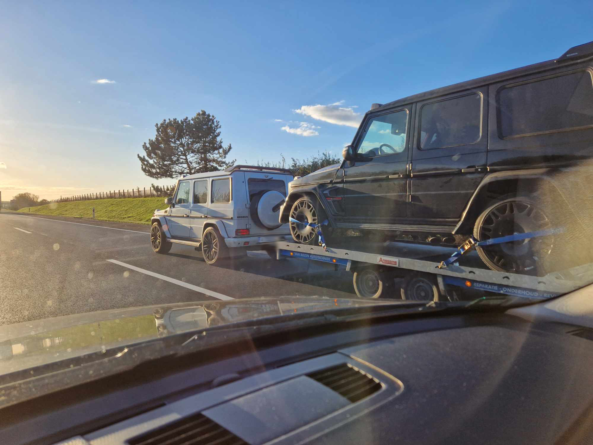 50 milliós luxusautó húzott egy 170 millióst az M1-esen 2 | Vezess 50 milliós luxusautó húzott egy 170 millióst az M1-esen 2