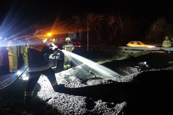 Kigyulladt egy villanyautó az M7-esen, rakodóval ástak neki oltómedencét