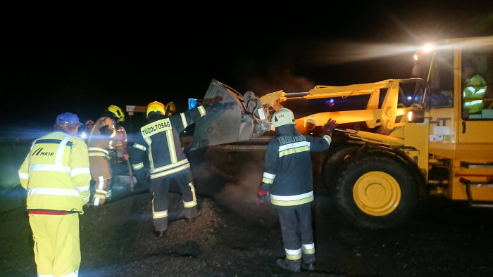 Kigyulladt egy villanyautó az M7-esen, rakodóval ástak neki oltómedencét 1 | Vezess Kigyulladt egy villanyautó az M7-esen, rakodóval ástak neki oltómedencét 1