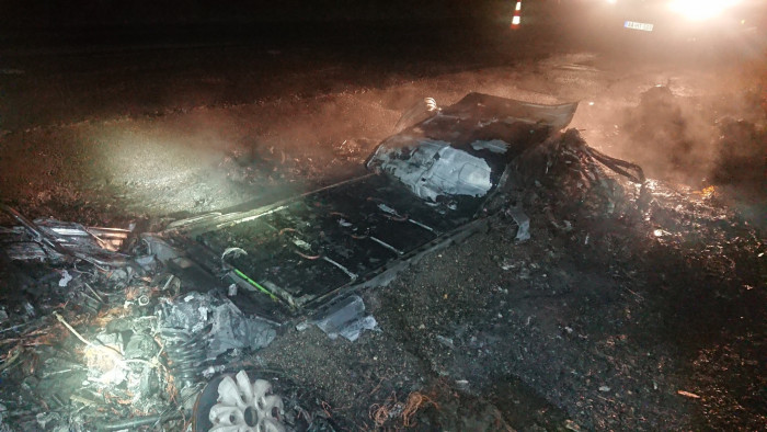 Kigyulladt egy villanyautó az M7-esen, rakodóval ástak neki oltómedencét 2 | Vezess Kigyulladt egy villanyautó az M7-esen, rakodóval ástak neki oltómedencét 2