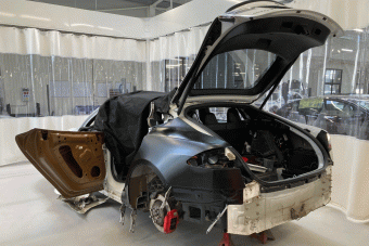 26 millió forintot kapott egy törött luxusautó gazdája