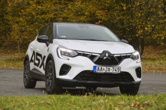 Full extrás lágy hibriddel hódítana a Mitsubishi