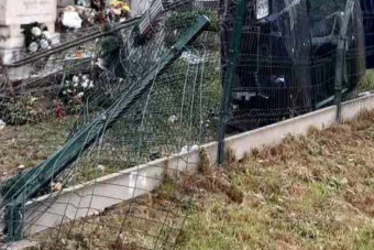 Letarolta a sírokat egy autós Uszódon, leszerelt rendszámokkal menekült el