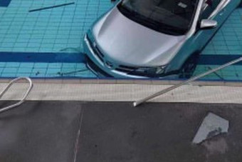 Iskolai medencébe tolatott egy 80 éves autós