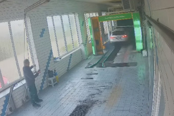 Kő kövön nem maradt: 73 éves autós amortizált le egy mosót