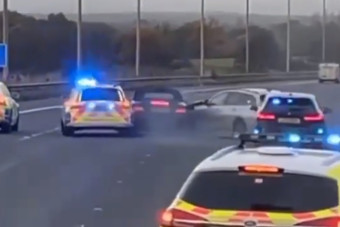 Flippergolyóként lökdösték maguk között az autóst a rendőrök