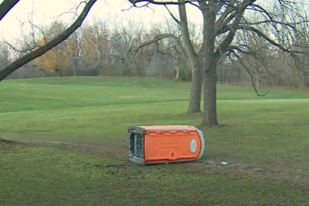 Mobilvécében bujkált a rendőrök elől az autótolvaj