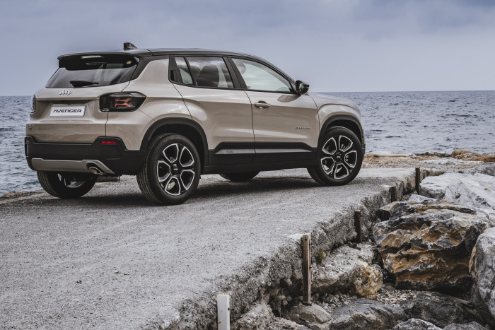 Már benzinmotorral is kapható a legkisebb Jeep 6