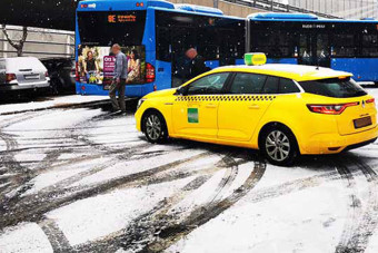 Keresztbe fordult egy csuklós busz Budapesten