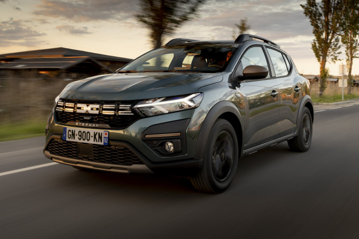 Daciákban kerülhetsz meleg helyzetbe 1 | Vezess Daciákban kerülhetsz meleg helyzetbe 1