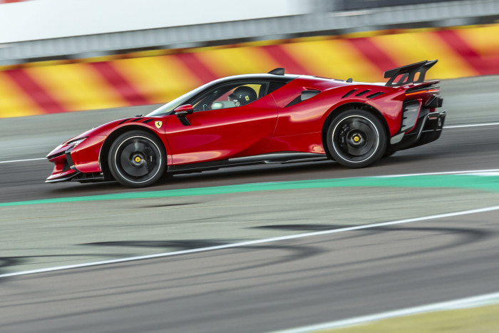 Nem született még ennél gyorsabb utcai Ferrari 7 | Vezess Nem született még ennél gyorsabb utcai Ferrari 7